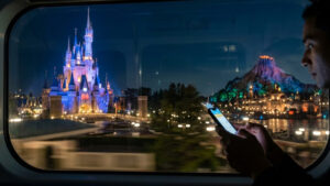 밤의 열기와 기다림 - 야경 속의 여행객 시점